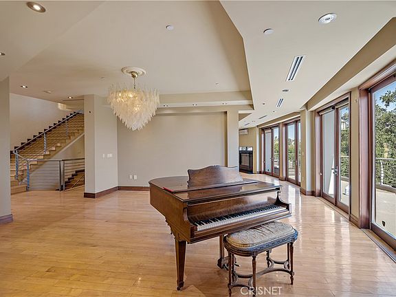 5077 Schumacher Rd, Calabasas, CA 91302