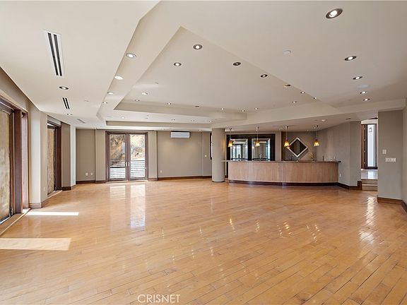5077 Schumacher Rd, Calabasas, CA 91302