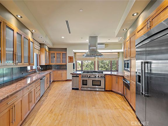 5077 Schumacher Rd, Calabasas, CA 91302