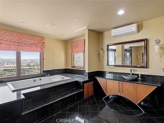 5077 Schumacher Rd, Calabasas, CA 91302