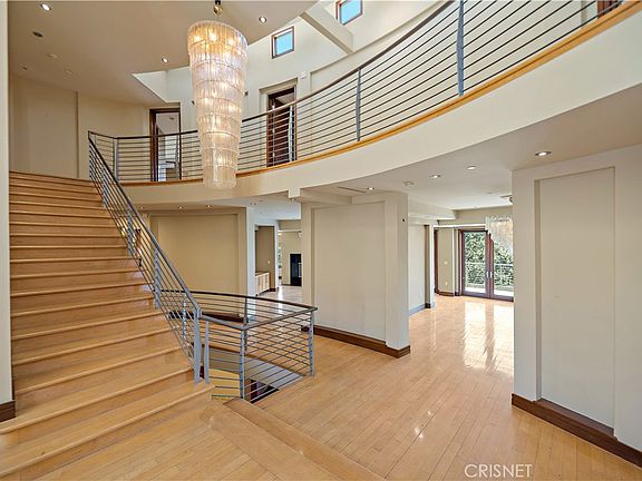 5077 Schumacher Rd, Calabasas, CA 91302