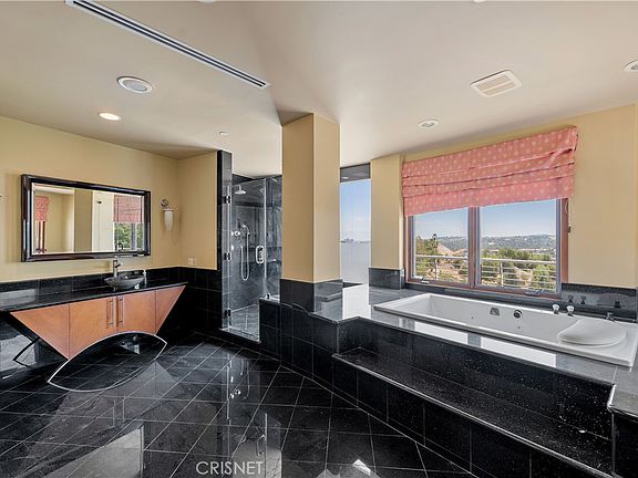 5077 Schumacher Rd, Calabasas, CA 91302