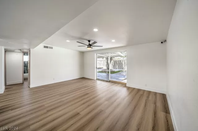 2052 Golden Arrow Dr Las Vegas, NV 89169