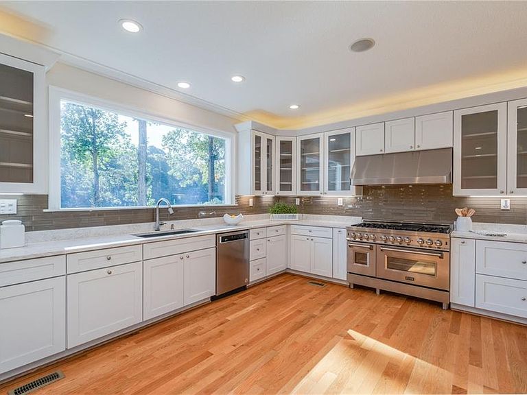 1100 Michaelwood Dr, Virginia Beach, VA 23452